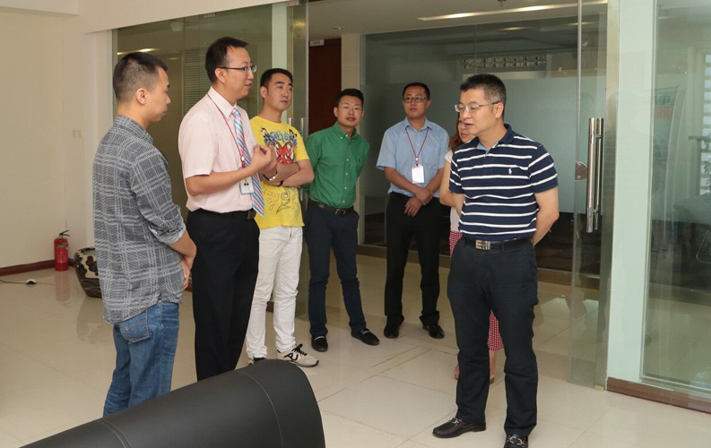 重慶市渝北區人民政府相關領導蒞臨云南天度集團考察，雙方將于近日簽訂投資合同，天度集團將在重慶投資設立控股子公司-重慶天度網絡信息技術有限公司，并建立200人規模的專業技術研發基地，此后將大大增強天度技術研發實力和公司綜合優勢