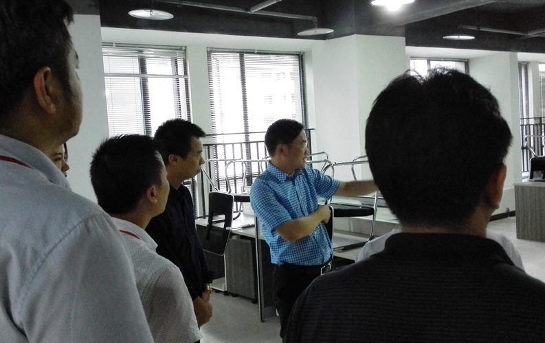 賴區長鼓勵重慶天度網絡公司要多進行創新，并就天度未來發展方向做出重要指示。