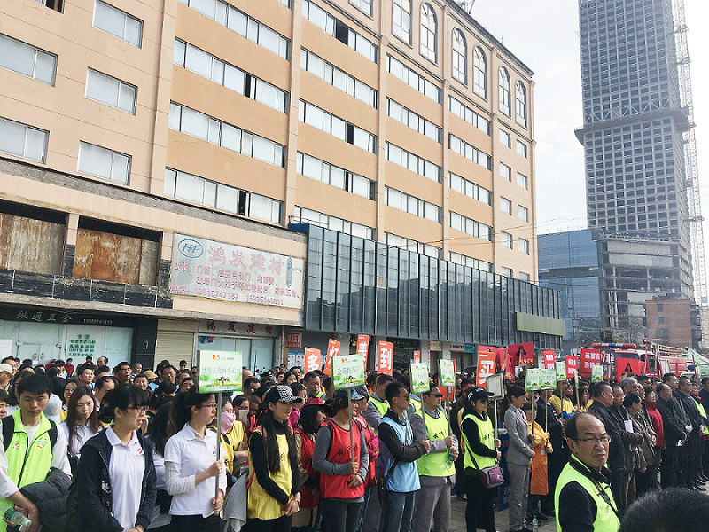 2017年3月5日，是我國第54個學雷鋒紀念日。3月份的春天萬物復蘇，百花齊放。陽光透過淡薄的云層照耀著大地，它的萬道金光愉快地普照著萬物。春風拂面,是那么清柔,那么親切,就像是雷鋒的精神一直溫暖著、鼓舞著我們!