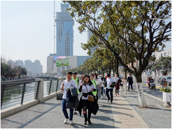 一路上，志愿者把“學雷鋒踐行動 樹新風做好事 做志愿者”的精神傳揚到大街小巷，把雷鋒為人民服務的志愿精神帶到城市的每個角落。